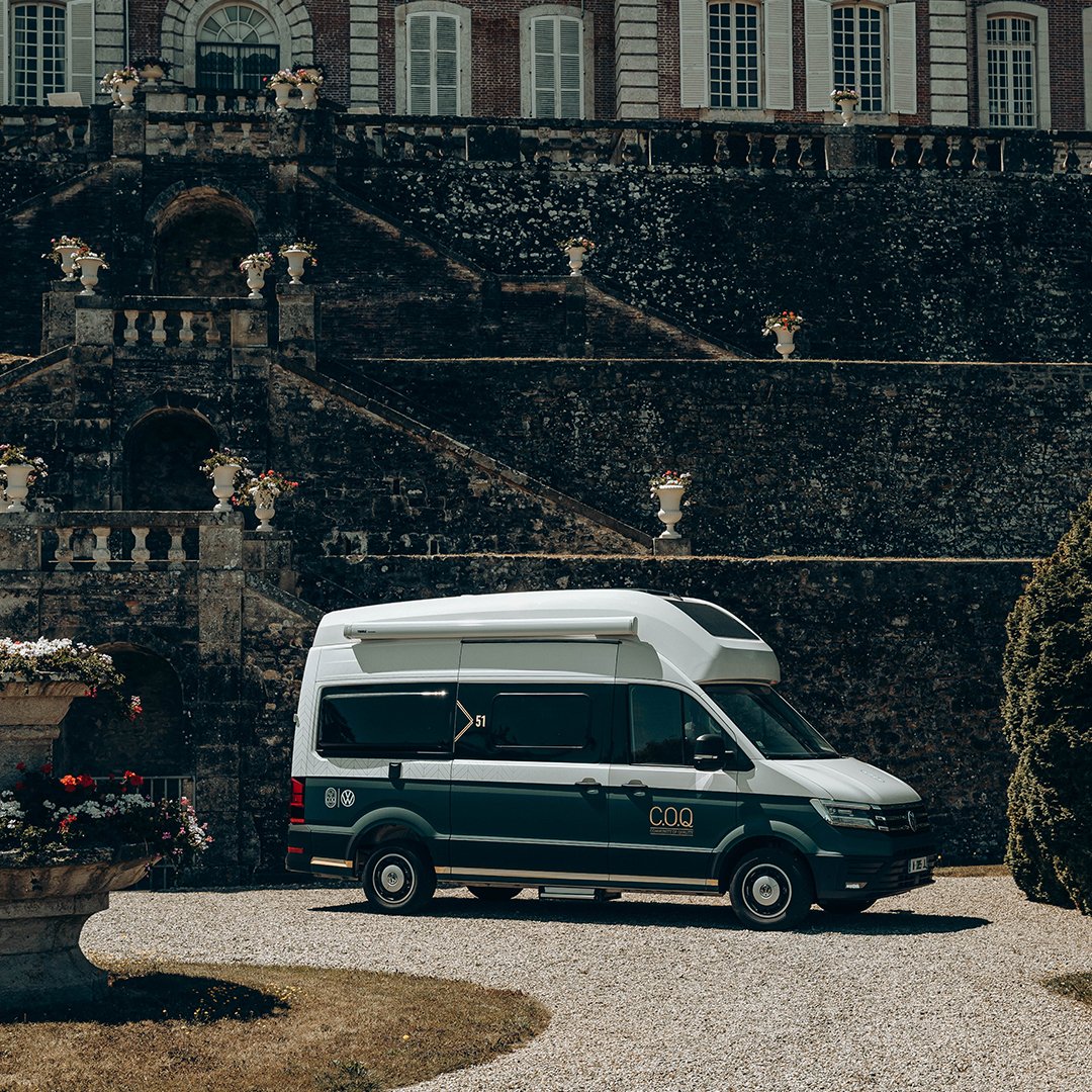 UtilitairesVW's tweet photo. 4 étoiles sur 4 roues pour 4 expériences uniques. Volkswagen Véhicules Utilitaires collabore avec l'hôtel C.O.Q. pour créer deux chambres entièrement équipées dans deux Grand California. Profitez du luxe d'un hôtel parisien, même hors de Paris : https://t.co/khxynBn3vw https://t.co/SabB1Noa5F
