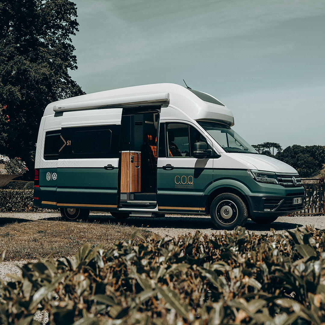UtilitairesVW's tweet photo. 4 étoiles sur 4 roues pour 4 expériences uniques. Volkswagen Véhicules Utilitaires collabore avec l'hôtel C.O.Q. pour créer deux chambres entièrement équipées dans deux Grand California. Profitez du luxe d'un hôtel parisien, même hors de Paris : https://t.co/khxynBn3vw https://t.co/SabB1Noa5F