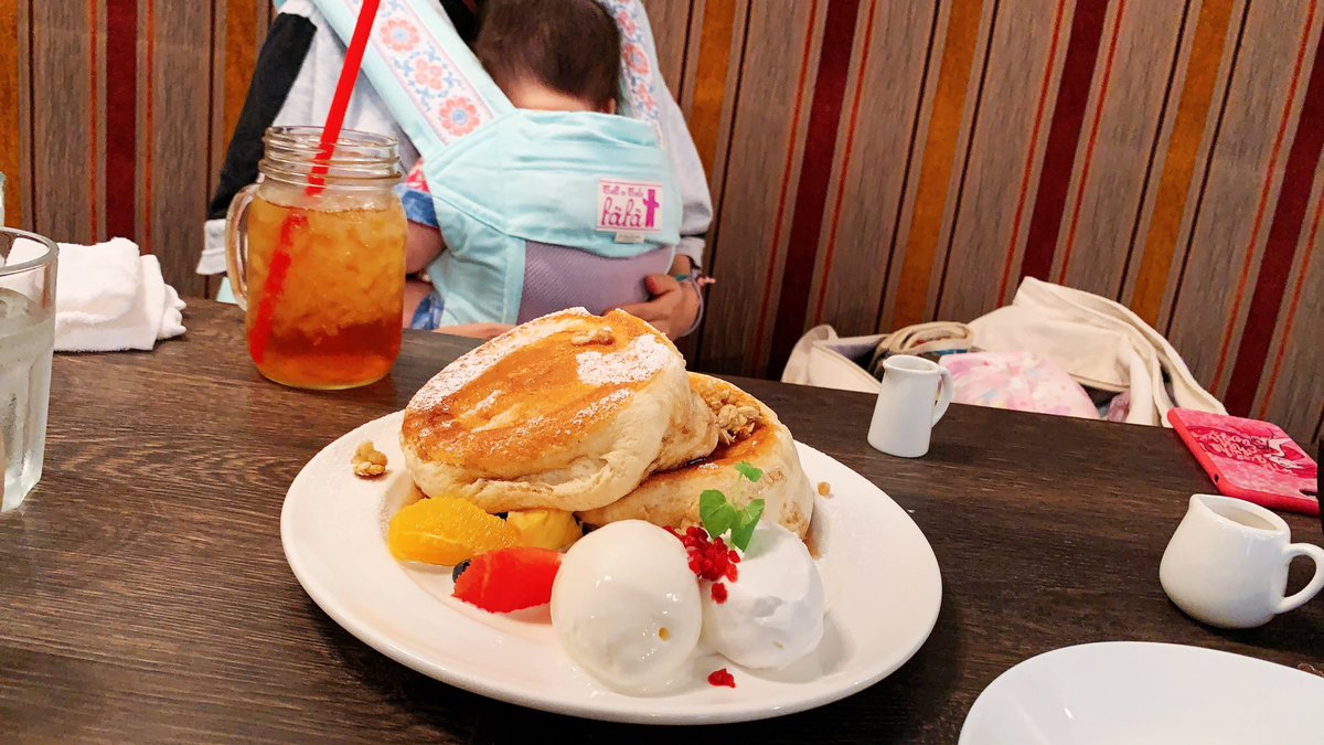lunomint's tweet photo. #metro_fuk でハンドメイド出店を担当してくれてたくるみ、しっかりママになってて時間は進んでるんだなあって。
長野に引っ越す前に会えて良かったマイメン!!!
「あたし母親になった実感ない、なんか友達みたいな感じ」ってゆるく子育てしてるあたりくるみらしくて好きが増した……また会おうね😌 https://t.co/m1MewmpHlU