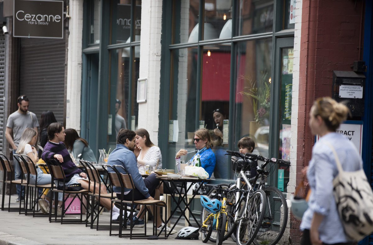 GraemeMcQ's tweet photo. This outdoor seating thing just won’t take off in Dublin. If only we were a “continental city”. https://t.co/i85DGk8Df7