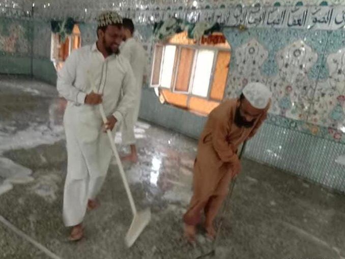 RwpVForce's tweet photo. Fahad Saeed Janjua UC Rep 48 (Gujar Khan) of Rawalpindi V-Force instructed Central Jamia Masjid Bhata to re-wash the surface with bleach. 
Also ensuring implementation of SOPs issued by the government and the mandatory wearing of masks.

#vForceUpdate #COVID19 #coronavirus https://t.co/3vZ2DWhVhB