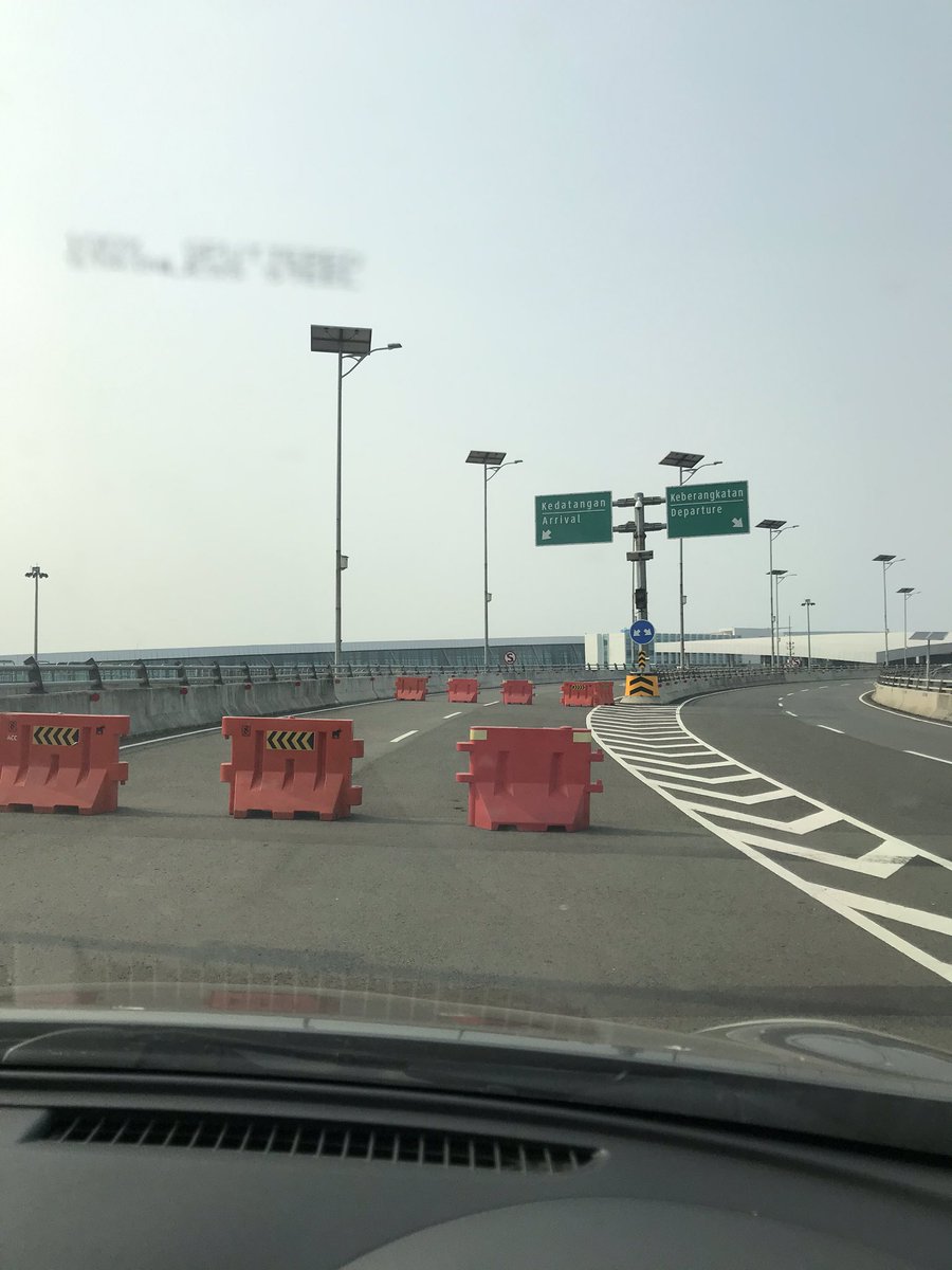 badidap86's tweet photo. Pengaturan arus menuju gedung parkir domestik terminal 3 bandara Soetta betul2 mengecewakan. Bandara sebesar dan sebagus ini ngaturnya kaya acak kadut. Sign ga jelas, petugas pada ga terkoordinasi. Sana sini ditutup alesan proyek 😓😓 https://t.co/I4WqWtuiPq