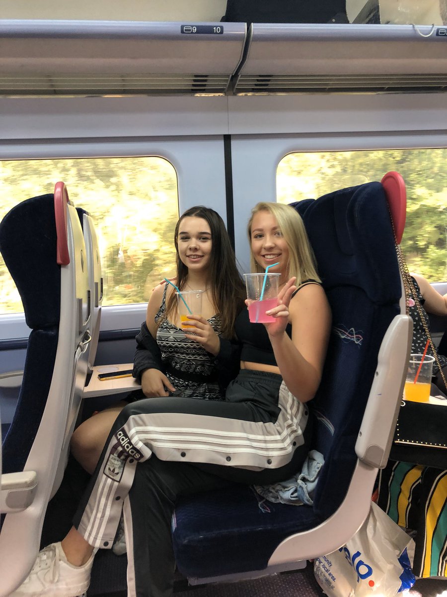 _meegansmith_'s tweet photo. A big happy birthday to the best gal @chloe_shallicke !! hope you have an amazing day and I can’t wait to celebrate with you tonight, lots and lots of love angel 🥰❤️😊😘 https://t.co/ycLGEuzh3l