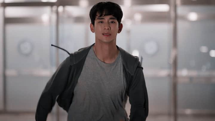 UnnieFangirlPH's tweet photo. Listen #PBIONation This man here, Kang Tae, IS Running towards the woman he loves! With all the thrill,horror on his face,he will Rescue her and F He Don't give her a proper kiss tonight? 🤧 Then I don't know when is the BEST TIME! 

#ItsOkayToNotBeOkay #ItsOkayToNotBeOkayEP11 https://t.co/vAzkqQXxev
