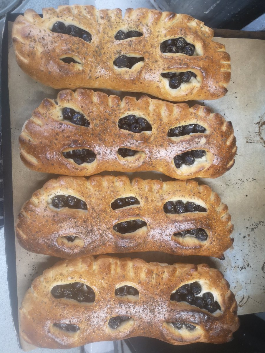 TheWarmley's tweet photo. Good morning #Warmley, we have 2 #Realbreads of the day today. One sweet and one savoury. Our black olive fougasse and our #chocolate chip Brioche loaf 😁 #bristol #bath #bakery #fresh #handmade #supportsmallbusiness https://t.co/wlG05CMp7S