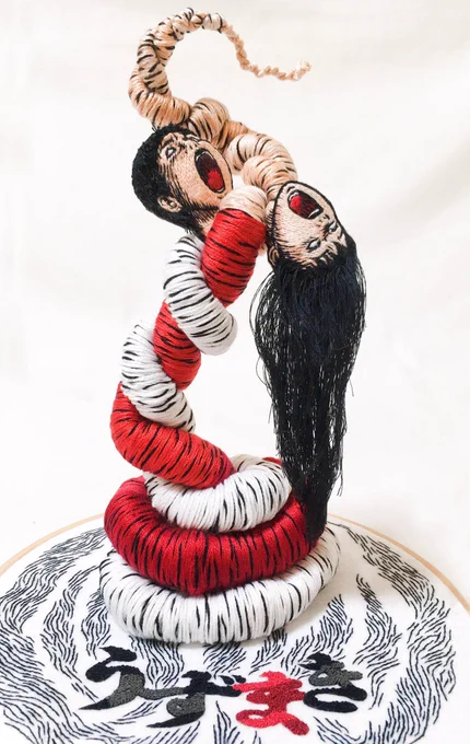 伊藤潤二先生( @junjiitofficial )の
?うずまき?に登場する捻れたカップルを刺繍しました!

ボディは紅白カラーです♡アニメ化のお祝いに縁起良さげな感じにしてみました♡♡

#刺繍 #うずまき #uzumaki 