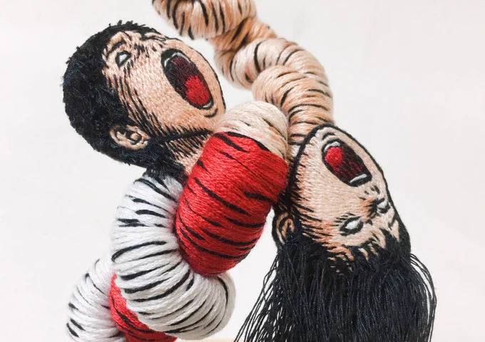 伊藤潤二先生( @junjiitofficial )の
?うずまき?に登場する捻れたカップルを刺繍しました!

ボディは紅白カラーです♡アニメ化のお祝いに縁起良さげな感じにしてみました♡♡

#刺繍 #うずまき #uzumaki 