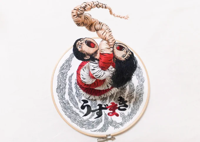 伊藤潤二先生( @junjiitofficial )の
?うずまき?に登場する捻れたカップルを刺繍しました!

ボディは紅白カラーです♡アニメ化のお祝いに縁起良さげな感じにしてみました♡♡

#刺繍 #うずまき #uzumaki 