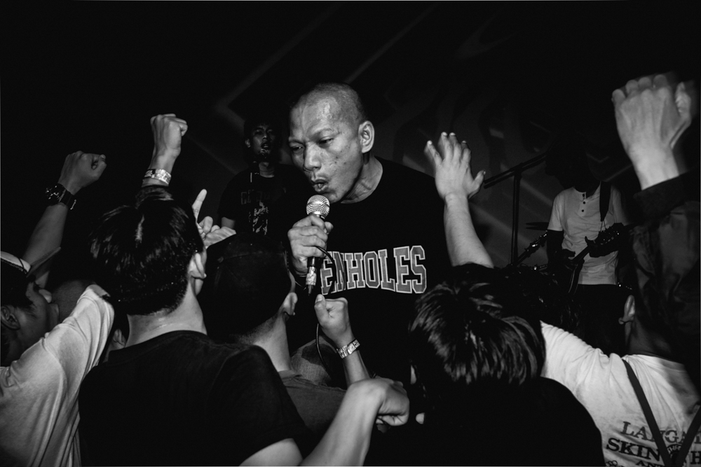 VICE_ID's tweet photo. Merekam Momen Gokil Saat Agnostic Front Menyambangi Indonesia: https://t.co/F94Zm1PrsW https://t.co/mJDP4quwaS