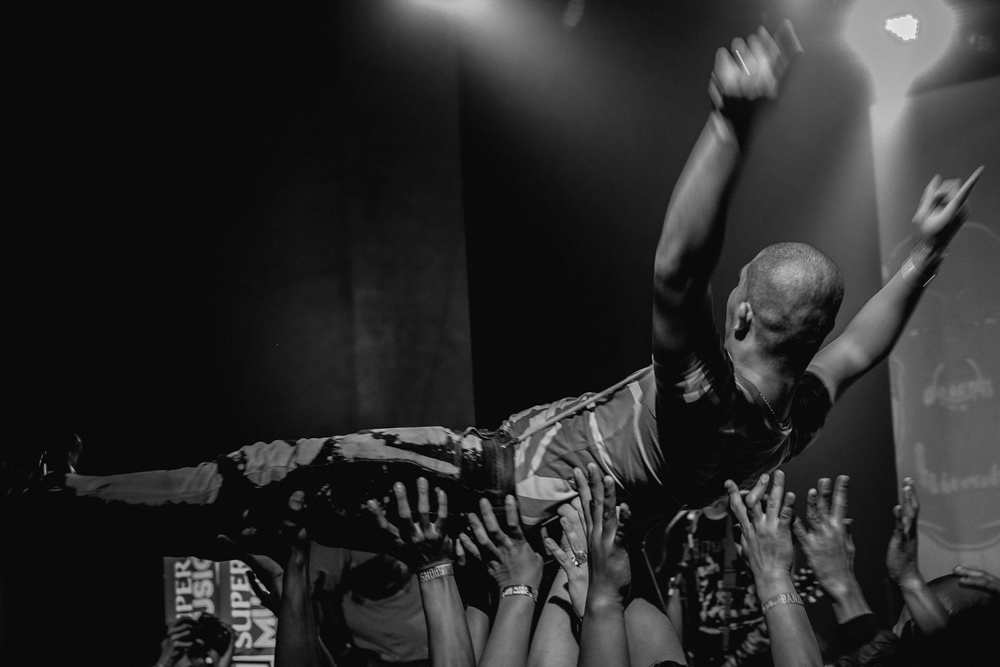 VICE_ID's tweet photo. Merekam Momen Gokil Saat Agnostic Front Menyambangi Indonesia: https://t.co/F94Zm1PrsW https://t.co/mJDP4quwaS