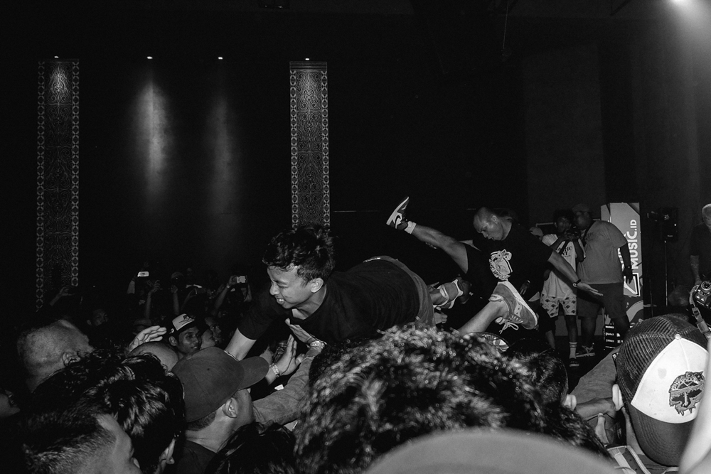 VICE_ID's tweet photo. Merekam Momen Gokil Saat Agnostic Front Menyambangi Indonesia: https://t.co/F94Zm1PrsW https://t.co/mJDP4quwaS