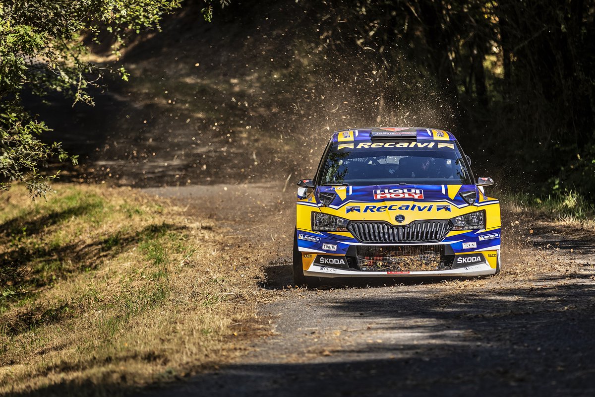 #ŠKODA se une a los patrocinadores del equipo que participará en las 8 pruebas del campeonato de España de #Rallyes de Asfalto. El piloto asturiano #JoseAntonioSuárez participará en el campeonato a los mandos de un #FabiaRally2EVO. (Noticia completa > bit.ly/3fWPiX0).