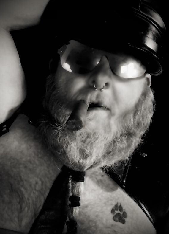 Kinky_Beard's tweet photo. #blackandwhite #blackandwhitephotography #bodypositivitiy #beardsandtats #selfie #daddy #daddybear #leather #leatherbear #sir #beardedbear #gay #gaybear #powerbottom #kink #fetish #beardpony https://t.co/xHLtRM5vZP