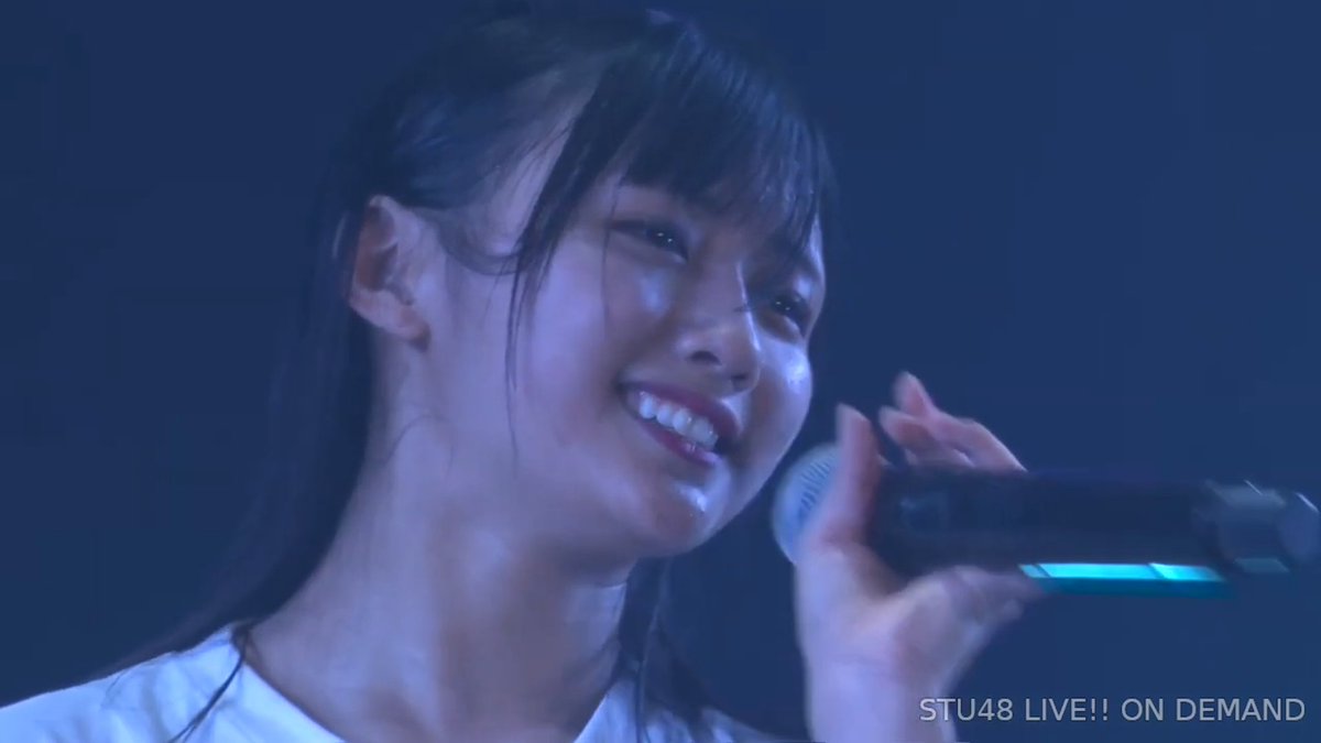 (EN2) AKB48 (Sakamichi AKB) - Hatsukoi DoorShe really knows the key to my heart by picking this song. I adore this song! Btw, id love for her bangs to be in this style all the time.