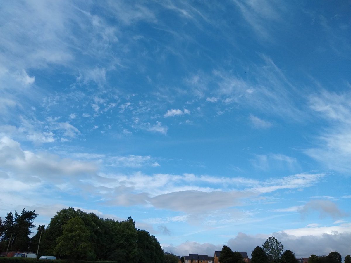 sarahbun1's tweet photo. This morning's short walk was brightened by an unexpected skyscape @scenesfromMK @metoffice #loveukweather #lovetolookup #ratherberunning https://t.co/E6s5rvwwFA