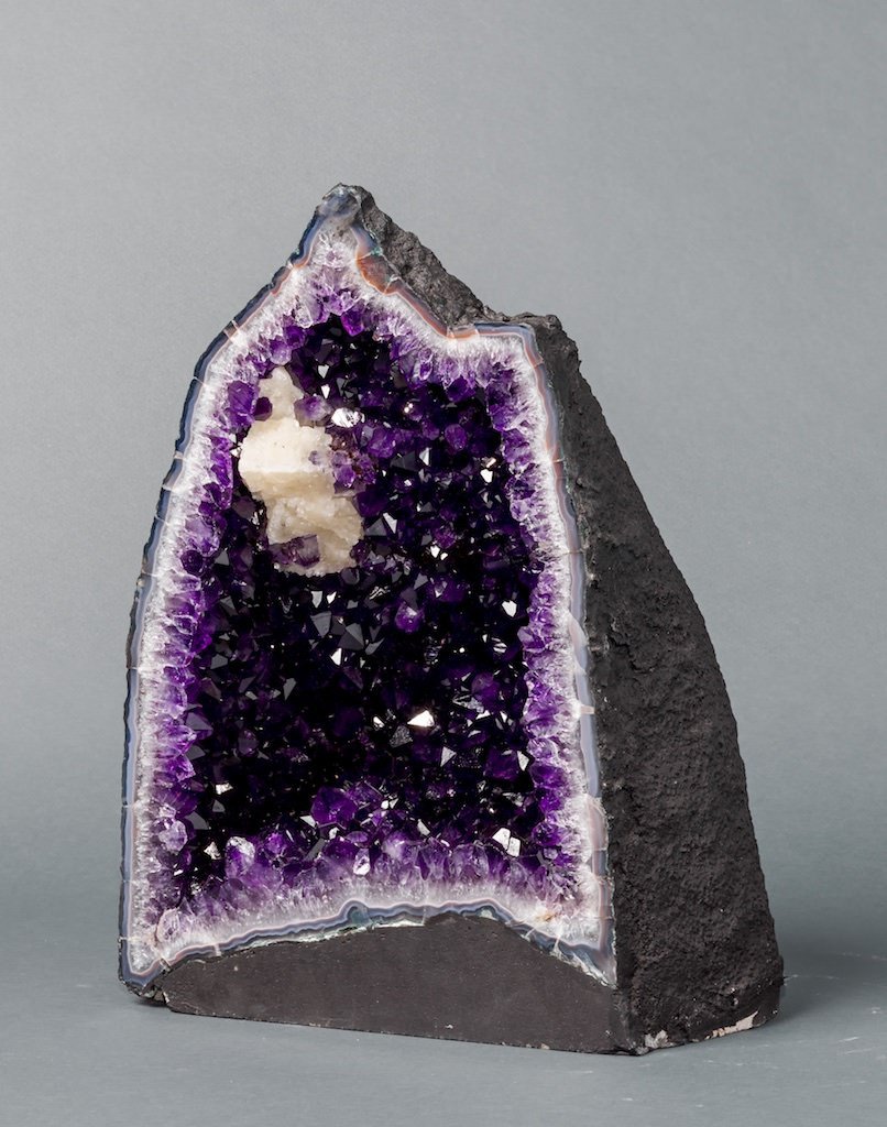 francewitch's tweet photo. I WOULD absolutely adore to be able to afford an #amythyst #geode arch like this.... has anyone got one ? #crystals https://t.co/dCCor9cheT