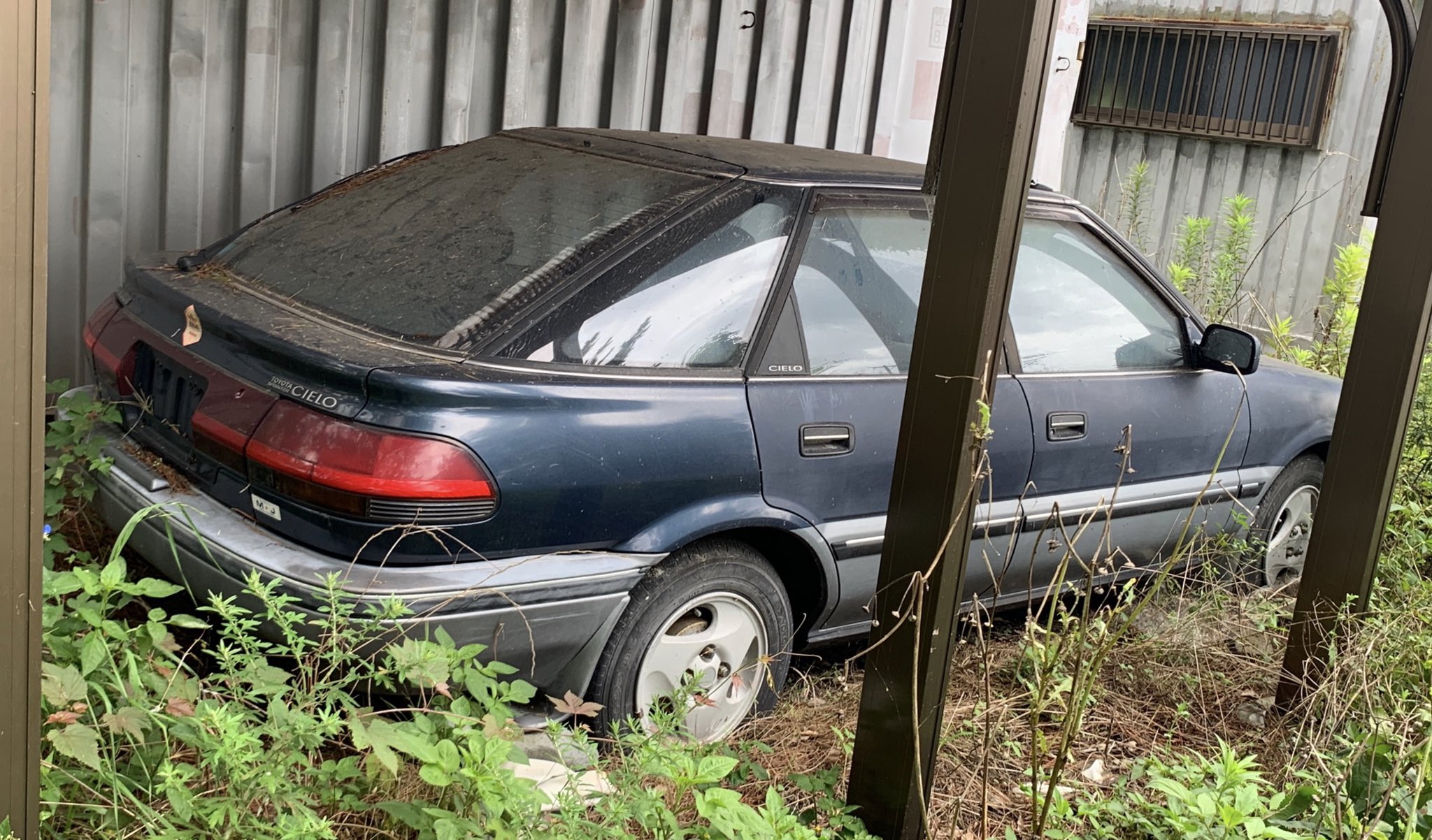 珍車 稀車自動車学園 学園長 トヨタ スプリンターシエロ 90系スプリンターの5ドアモデルです 色もシエロ専用のアーバンナイトトーニング2トーンでgグレード 5ドアは日本では一般的ではないので どの車両も販売台数が非常に少ないです ナンバーは