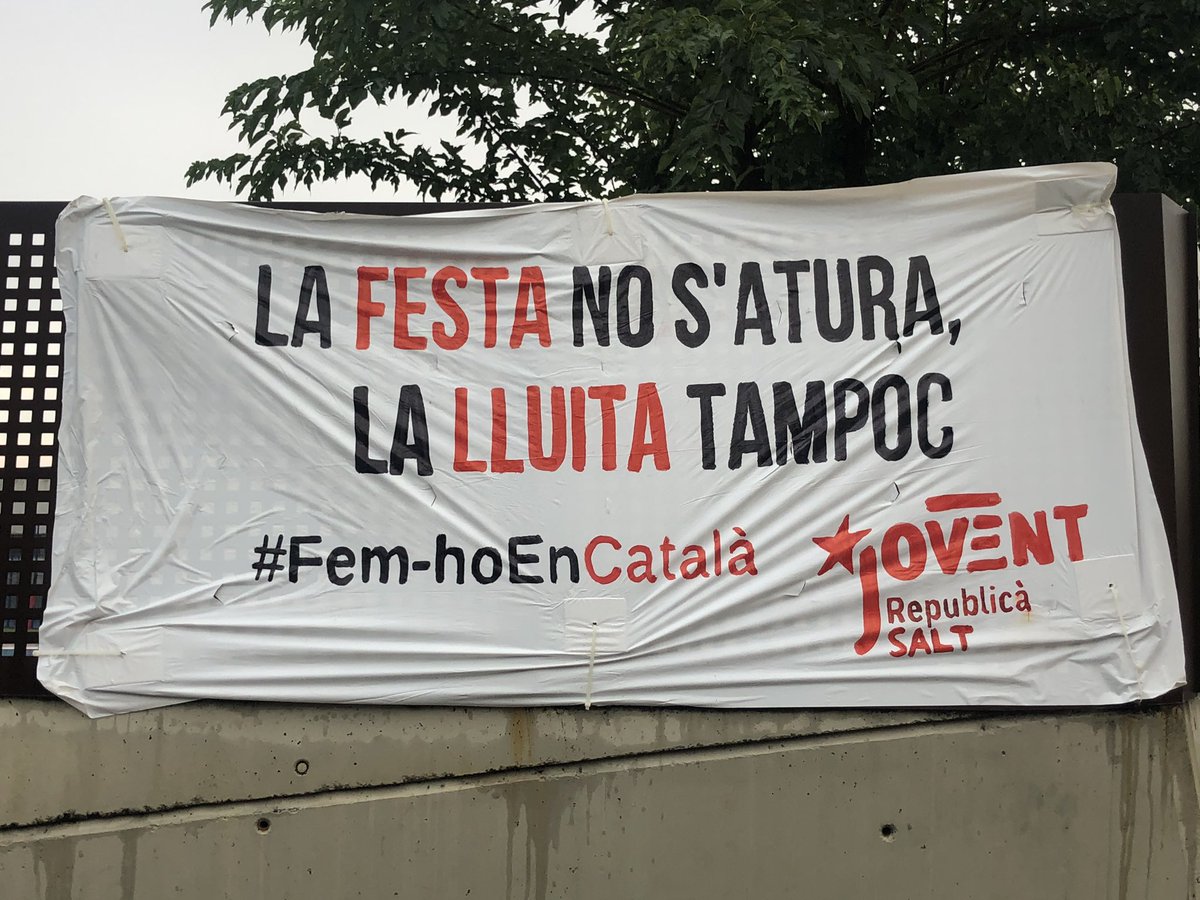 JoventSalt's tweet photo. Malgrat la crisi sanitària, a #Salt estem de festa major. Una festa que ha hagut de canviar el seu format i que som conscients que no serà com els altres anys.

Tot i així, la lluita per defensar la llengua pròpia dels Països Catalans segueix molt present https://t.co/QHXeXHIMLj