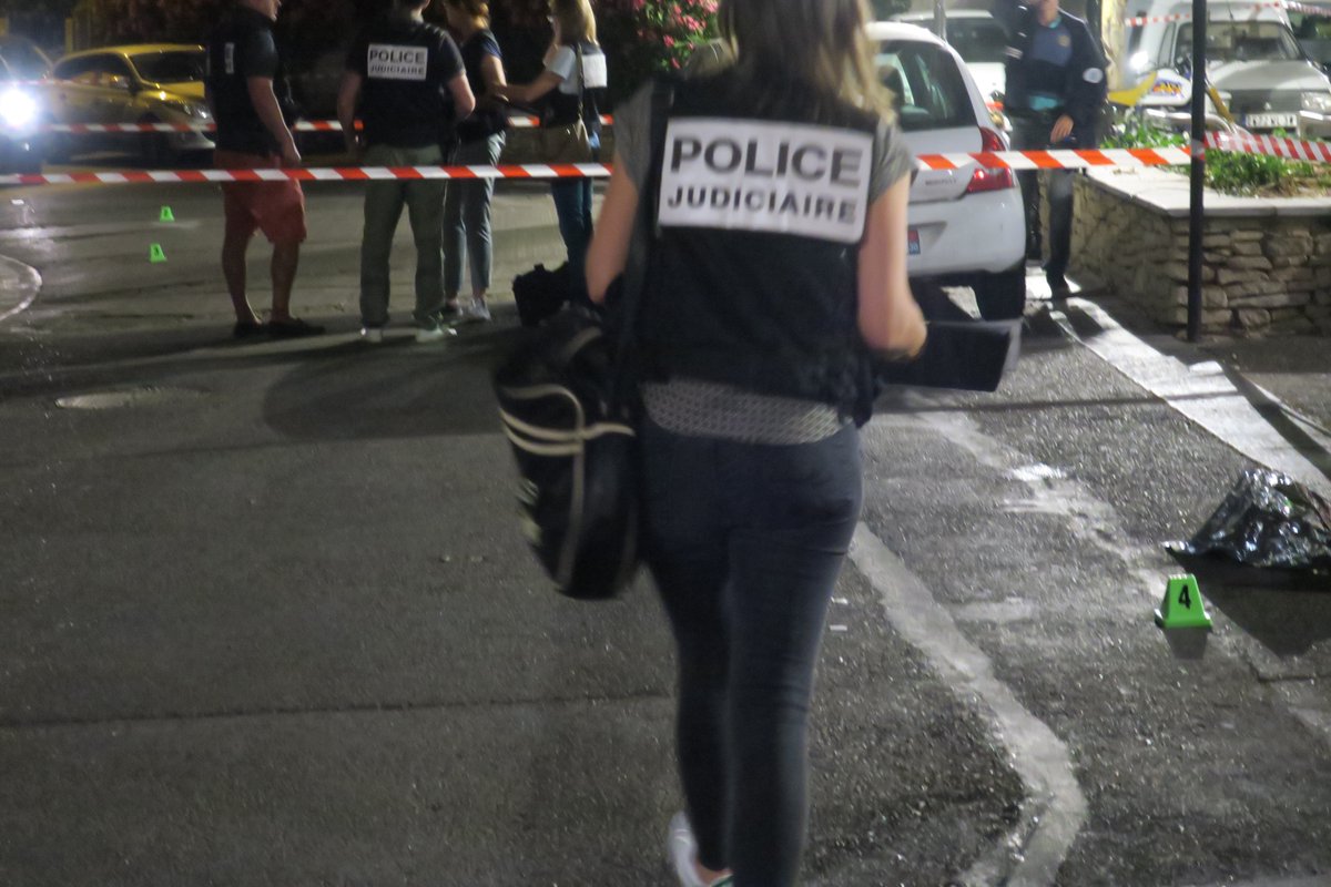 GazettedeNimes's tweet photo. NÎMES. Une fusillade devant un bar à chicha fait un mort et trois blessés dont un grave (#Nîmes, #Gard,@PoliceNat30)
https://t.co/JscrLQNU1j https://t.co/LqYn6C5wHc
