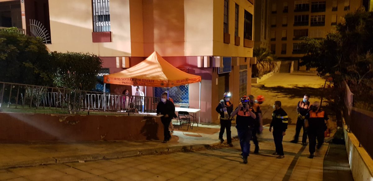ProteCivilSCTF's tweet photo. Siempre intentamos estar al pie del cañón cuando se nos necesita, una vez más, en colaboración con @112canarias @PoliciaLocalSC @BomberosTf @polprcanarias @CECOPALSC #SUC ante un importante #IncendioSC ocurrido anoche. https://t.co/9OqgRqFOna