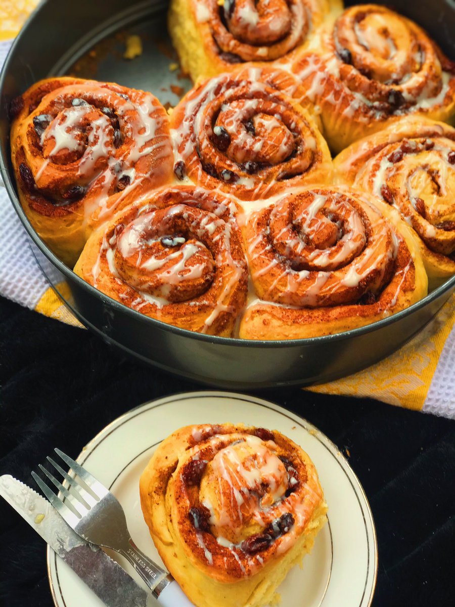 Ms_nganga_'s tweet photo. BLOG POST 👉🏾DELICIOUS HOMEMADE CINNAMON ROLLS.A lot of people tend to get intimidated when it comes to baking with yeast because of how complicated it seems to be. However,I’m here to tell you that this cinnamon roll recipe is easy for anyone even if you don’t like  baking. https://t.co/Is5qY1LSzs