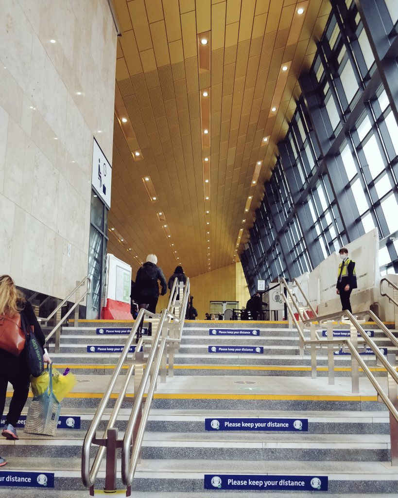 LyeThierry's tweet photo. Loving the front entrance of Glasgow Queen Street @NetworkRailGQS. Clean, modern, and bright. That's what Glasgow needed IMO. #glasgowqueenstreet #trainstation #goldencanopy https://t.co/oRGKThzFeN