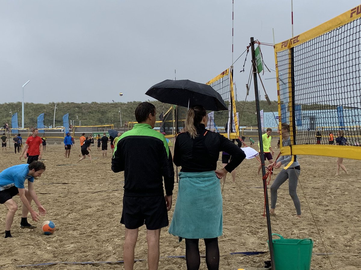 Beachvolleybal's tweet photo. OK, de omstandigheden ☂️ zijn wat minder dan vorige week maar dat is maar tijdelijk. Desondanks wordt er vol enthousiasme gespeeld op Scheveningen. #beachvolleybal https://t.co/V3ZF15Tfyh