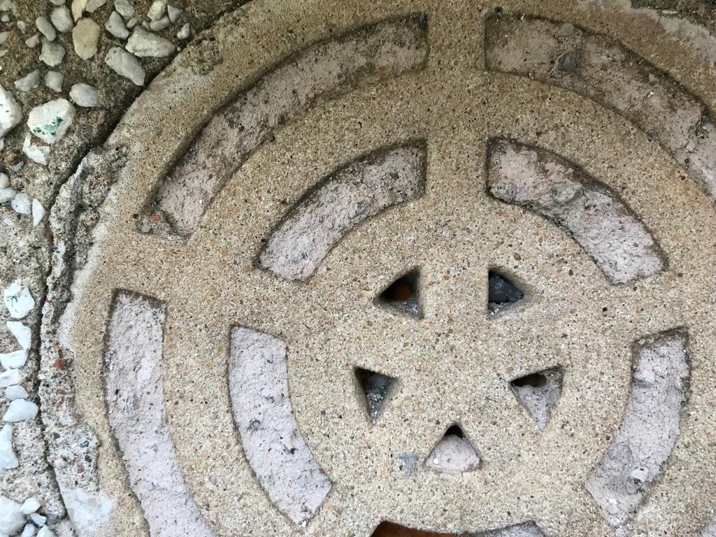 WestoxCocoon's tweet photo. 😳 Memo to all the external retrofit 🤡.🤠 Just because the air vent is round, it is still an AIR VENT 😠 , filling it with cement and external cladding round it will lead to future problems!!!! #ewi #externalwallinsulation #energyefficiency #ventilation #removesalts #wcrp https://t.co/EMHU9mVlTP