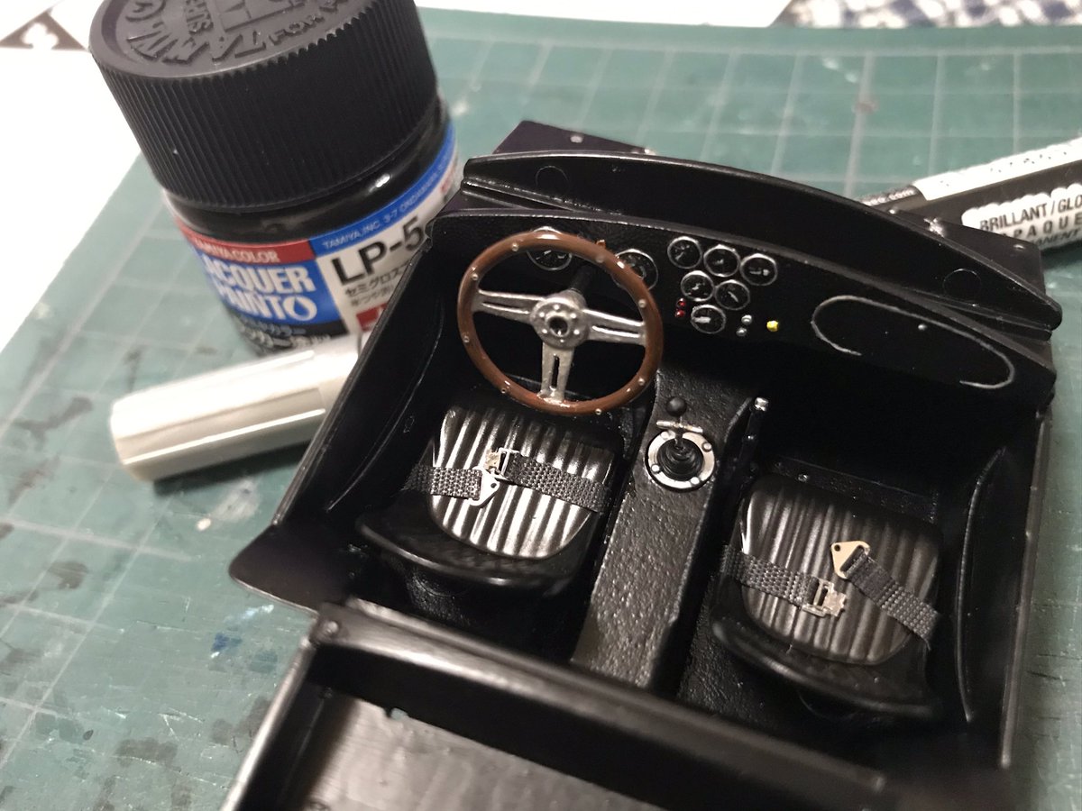 mogyumogyu4's tweet photo. 内装できました。だいぶ適当ですw、あるもの(ジャンクパーツなど)を使いシフトノブ、サイドブレーキ、ハンドルの8個のマークのようなもの(?)、シートベルトを修正または追加してみました。少しは雰囲気良くなたったか!?
あとはキリがないので…省略
次、ボディー塗装
#GTMmodels #シェルビーコブラ https://t.co/dkGkwEOylD