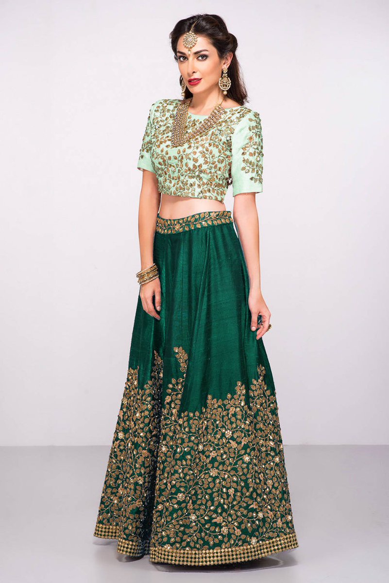 ArawsBusiness's tweet photo. Drawing inspiration from floral intricate details,this green Embroidered Bridal Lehenga #bridallehenga #lehenga #lehengacholi #weddinglehenga #bridalwear #designerlehenga  #bride #lehengalove #bridalmakeup #fashion #weddingdress #indianfashion #wedding https://t.co/OIDM9NZaxW