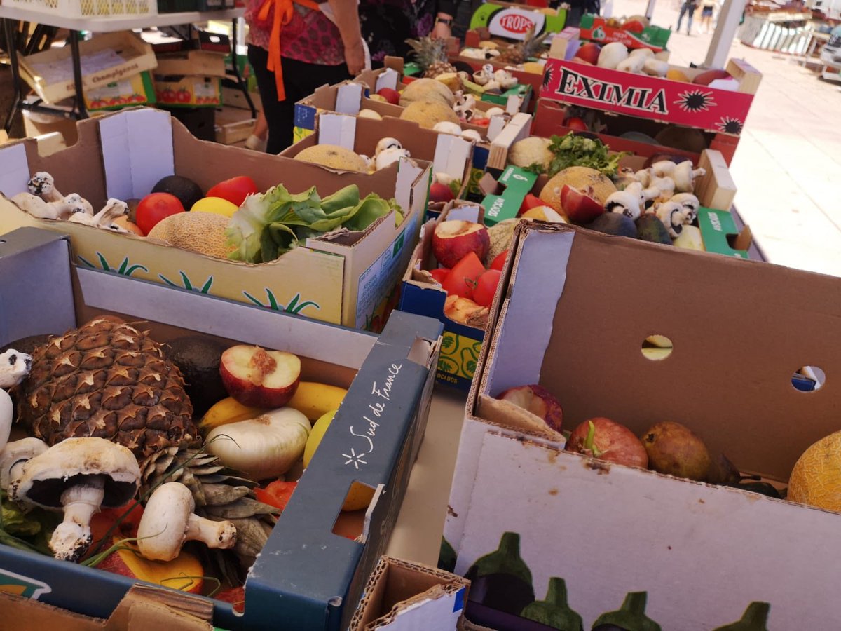 [ Tente AntiGaspi ] Ce samedi de 12h à 14h. Venez éviter le #GaspillageAlimentaire sous notre tente du Marché Place Leclerc <a href="/Angers/">Ville d'Angers</a> ! Distribution des fruits 🍉 et légumes 🍅 à partir de 13h30 ! #AntiGaspi