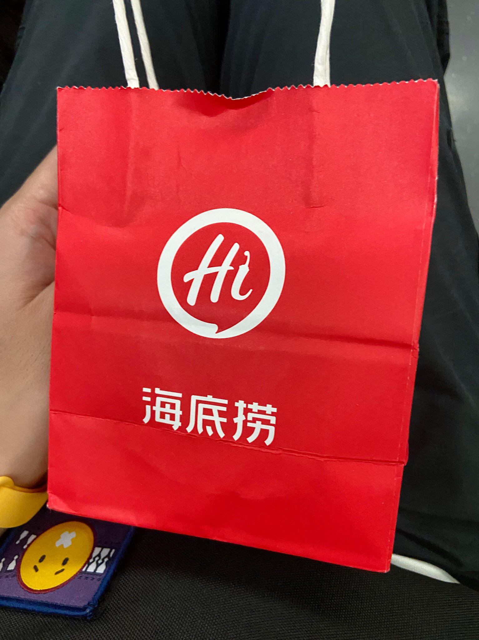 Zy 地铁站里突然有个姑娘过来问我是不是刚吃完海底捞 做什么工作的 我心说 嚯 活了二十多年 可算是有人来搭讪了 接着那姑娘 又说 那你能不能帮我完成一下我的实习任务 顺手掏出一盒笔 38 元一盒 帅哥 来两盒呗 T Co Suhscgkxkt
