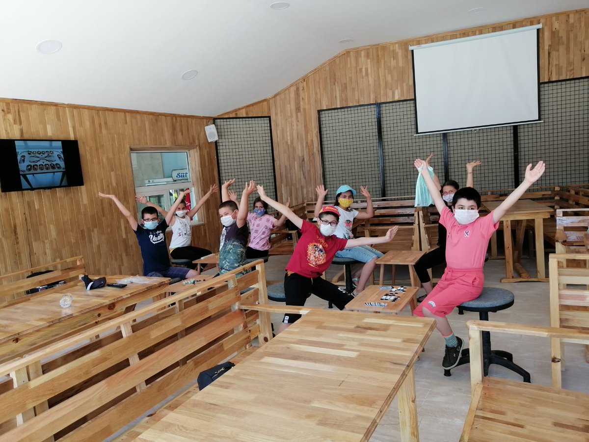 Denizli Bozkurt Ortaokulu Zeka Oyunları Atölyesinde öğrencilerimiz tatilini değerlendiriyor.