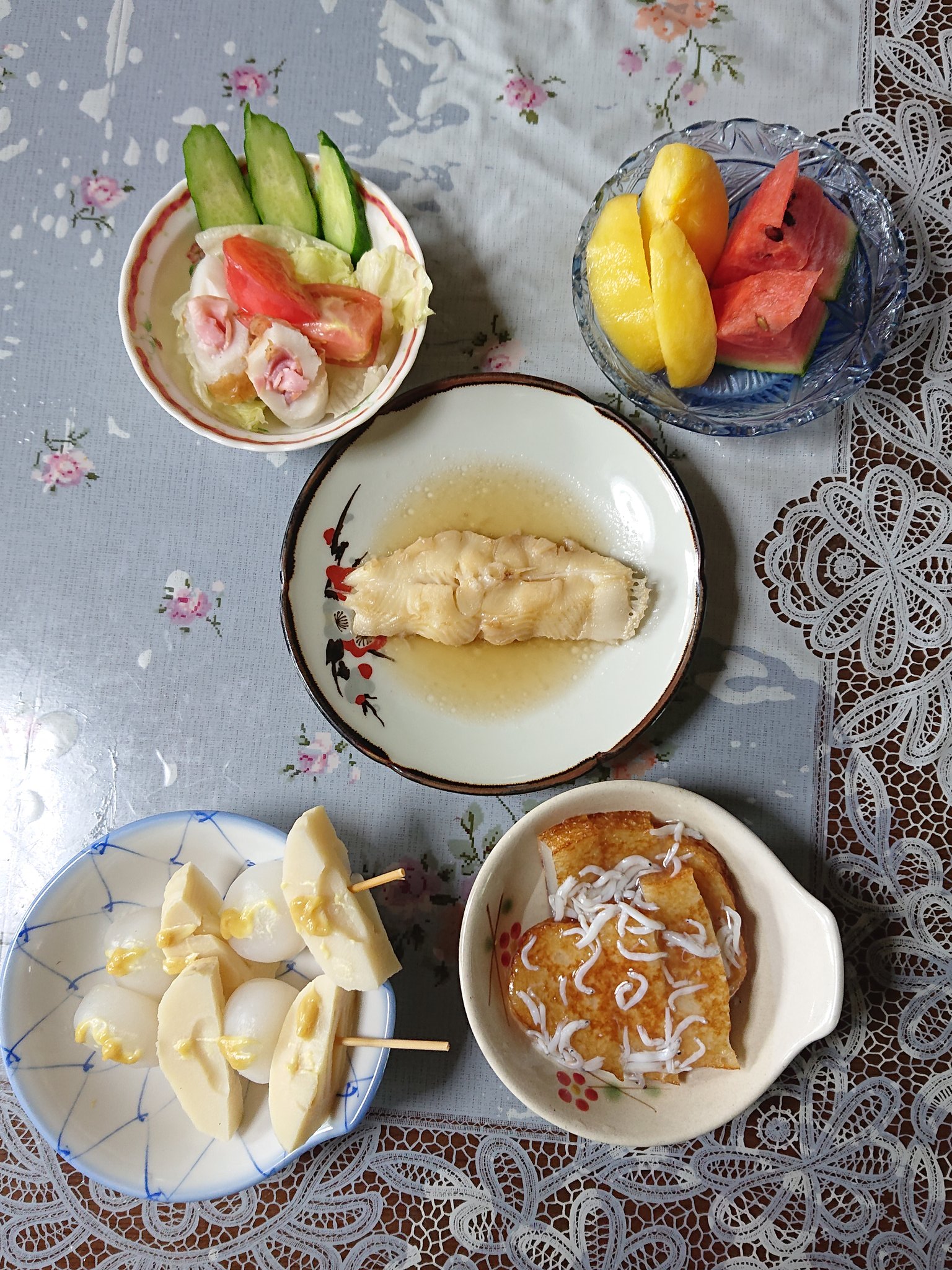 高橋聡 はい 今日も１日お疲れさまですp Q 今日の夕飯は お魚ステーキのしらす入り塩あんかけ と茹で玉こんにゃくとたけのこの竹串刺しからしかけとカラス鰈の白だしの煮付けとレタスとベーコン入りちくわとトマト