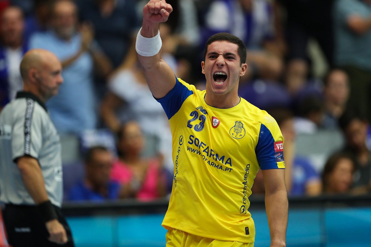 FCPorto's tweet photo. Diogo Branquinho, 26.º 🎁🎊🎉
Parabéns, Dragão🔵⚪
#FCPorto #FCPortoAndebol #Andebol #FCPortoSofarma #FCPortoSports https://t.co/52tZn8PkxT