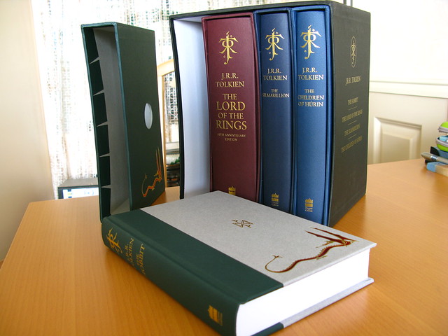 ActuaLitte's tweet photo. Un livre acheté 50 centimes revendu 17 000 € : Le Hobbit, mon précieux
 https://t.co/VdDRAxIArz

#livres #encheres #auction #editionrare #editionoriginale #LeHobbit #Tolkien #seigneurdesanneaux
@BourgoisEditeur @tolkiendilfr https://t.co/YU1m2Cc389