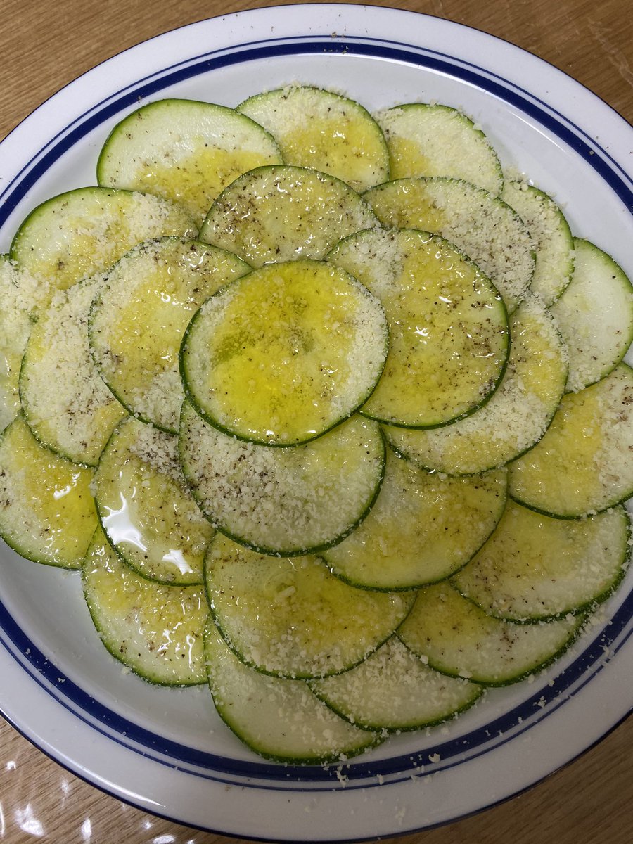 こんな食べ方もあり ズッキーニは生のまま薄切りにして食べても美味しい 話題の画像プラス
