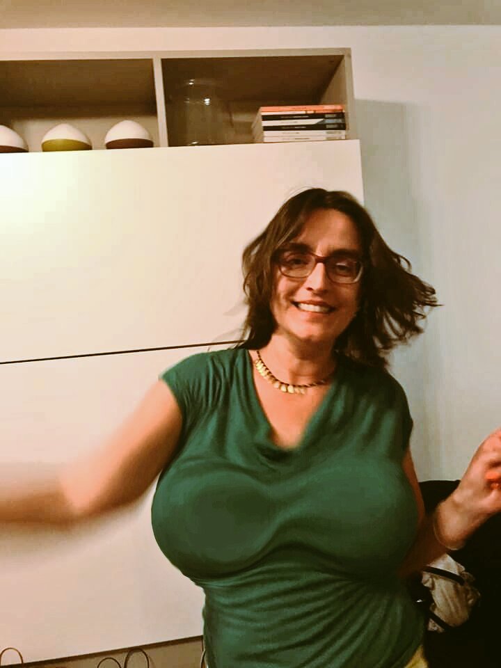 PORTUGESA4's tweet photo. Shake those tits https://t.co/m3K0h3pHMj