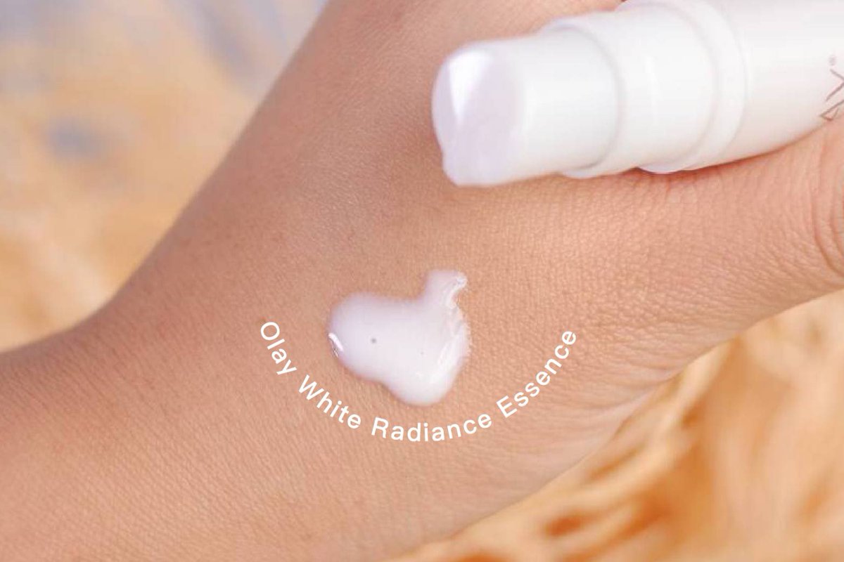 lindainfluence's tweet photo. ทุกคนนน!! คือ Olay White Radiance Essence ตัวนี้น่าสนใจอะอยากบอกต่อ คือมี Niacinamide(วิตามินบี3) + Sepitonic complex ที่แบบว่าคนผิวหน้าหมองคล้ำต้องลองเลยอันนี้ช่วยได้เลยนะ พิกัดเซเว่นเลยจ้า 7 ml. แค่ 185฿ ไอเท็มถูกและดีเลยนะเนี่ย!! #Howtoperfect https://t.co/dGVCq2BymU