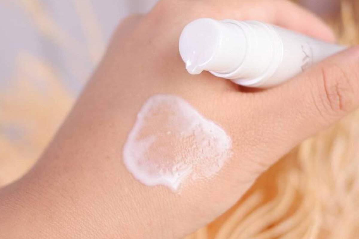 lindainfluence's tweet photo. ทุกคนนน!! คือ Olay White Radiance Essence ตัวนี้น่าสนใจอะอยากบอกต่อ คือมี Niacinamide(วิตามินบี3) + Sepitonic complex ที่แบบว่าคนผิวหน้าหมองคล้ำต้องลองเลยอันนี้ช่วยได้เลยนะ พิกัดเซเว่นเลยจ้า 7 ml. แค่ 185฿ ไอเท็มถูกและดีเลยนะเนี่ย!! #Howtoperfect https://t.co/dGVCq2BymU