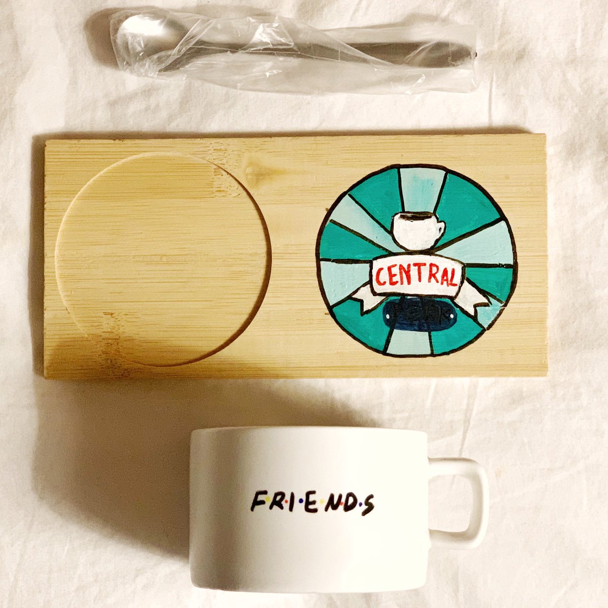 arhafstore's tweet photo. كوب فريندز وملحقاته✨
مع الرسمة central perk (٦٠ ريال)
بدون الرسمة (٥٠ ريال)
توصيل لجميع مناطق المملكة✨
#هدايا #اكواب #فريندز #freinds #centrelperk https://t.co/TH7RkKuVsu