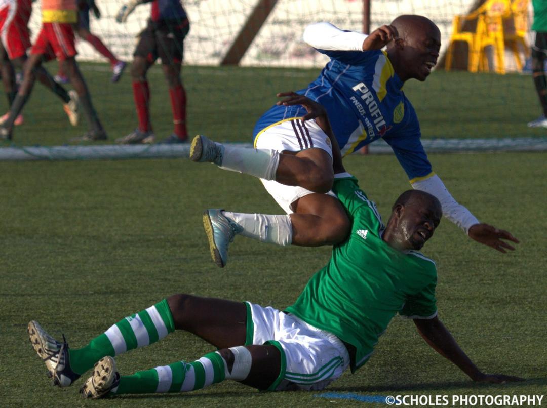 Voilà l'image que je cherchais depuis.
@CherifoSadio @MamadousalifD15 devinez qui est le défenseur en vert ? Moi j'étais l'arbitre de ce match daal.
Au match suivant, l'attaquant est venu me dire 'A.... N..... sou ma gaañee dinaa fayyu'.