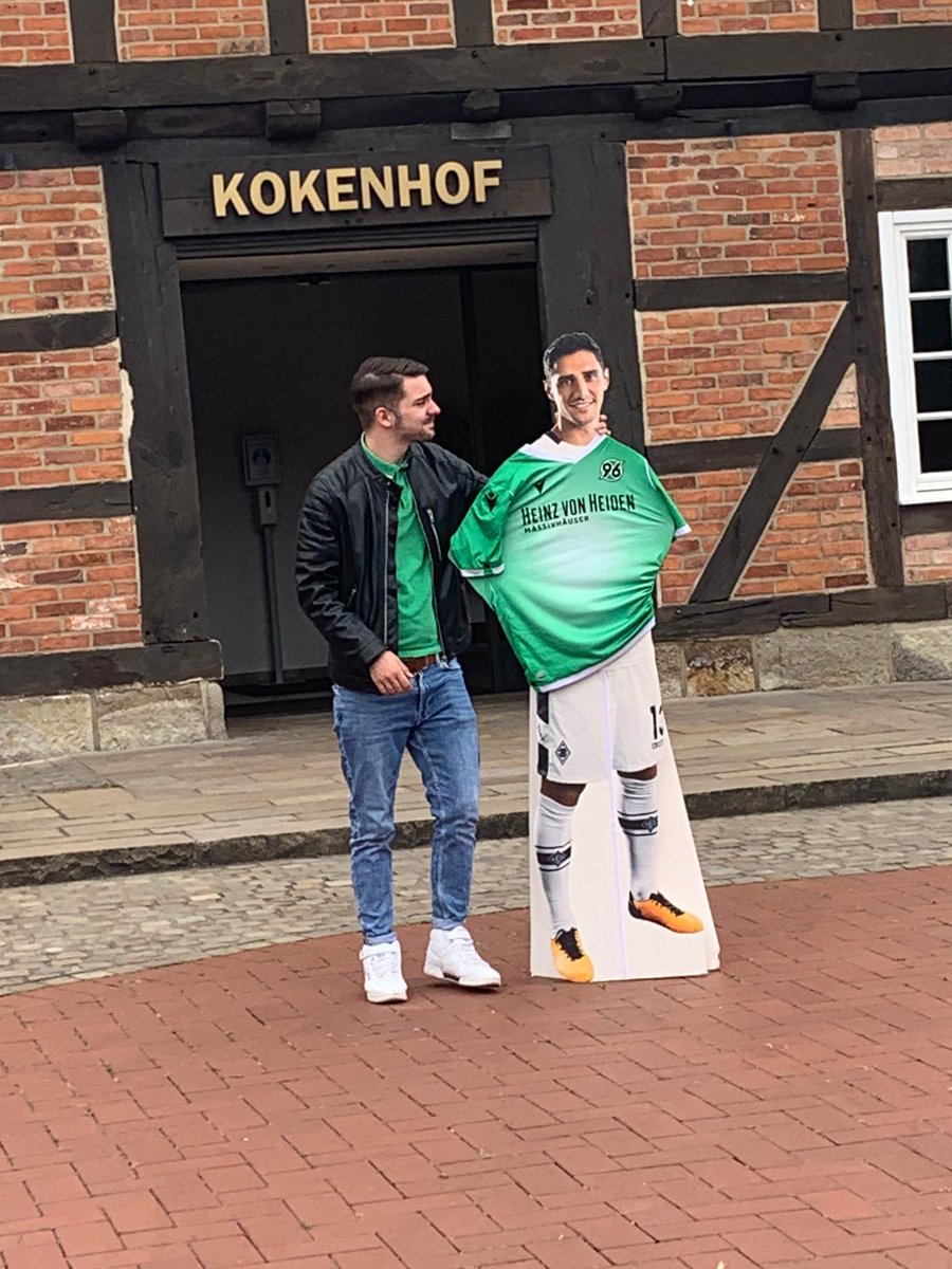 Pappaufstindl's tweet photo. Am Kokenhof wird der Vertrg unterschrieben. Mein Berater @KittoDario ist auch dabei. 🤗 https://t.co/NYQxSYfqi5