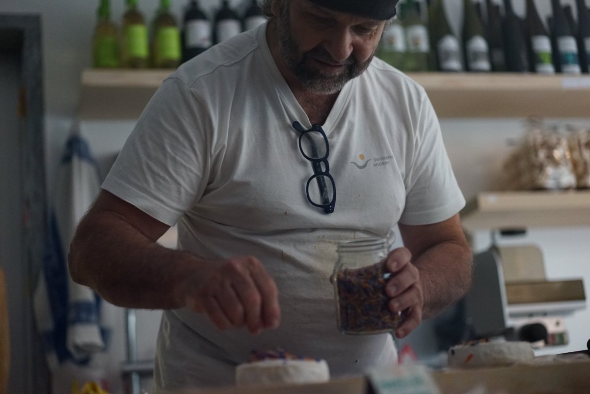kaesekommissar's tweet photo. Besuch bei dem genialen Senner Floh.
#cheese #swisscheese #käse #schweizerkäse #slowcheese #slowtravel #schweiz #swisscheese #cheeseaddict #cheeseminger #alpen #alps https://t.co/JOh5zhPWOY