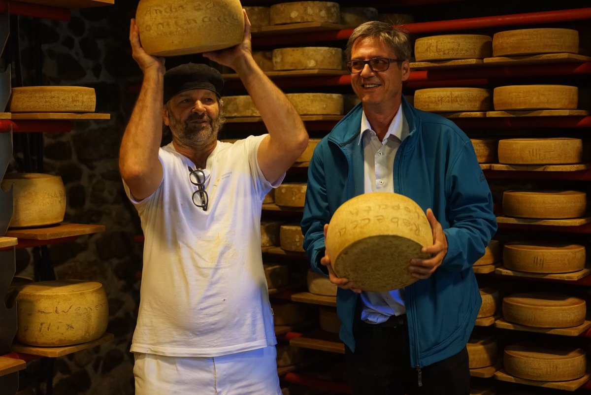 kaesekommissar's tweet photo. Besuch bei dem genialen Senner Floh.
#cheese #swisscheese #käse #schweizerkäse #slowcheese #slowtravel #schweiz #swisscheese #cheeseaddict #cheeseminger #alpen #alps https://t.co/JOh5zhPWOY