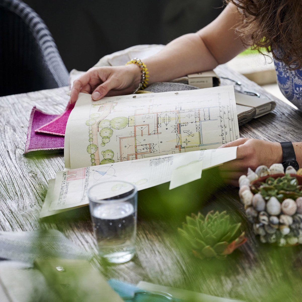 Die Individualität und Individualisierbarkeit der Produkte entspringt der Nähe zu unseren Kunden. Jedes Sitzmöbel und Bett wird in Zusammenarbeit gemeinsam geplant und erst dann an unsere Manufaktur und die Produktion weitergegeben.  #planung #projekt #work #love #passion