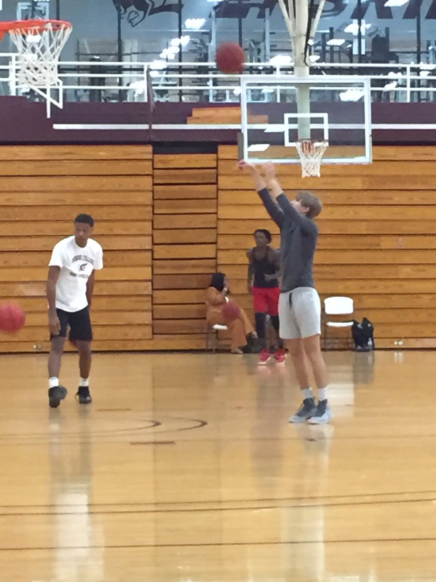 tyjacksonbball's tweet photo. Getting better today with the awesome coaching staff at @FlyingFleetMBB. #Erskine https://t.co/A5TDjEryGM