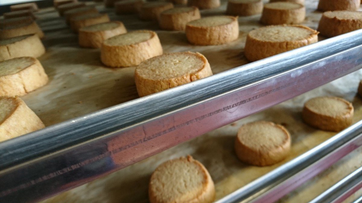 s_longinotti's tweet photo. Sembra incredibile, ma c’è ancora chi fa praticamente quasi tutto a mano...
https://t.co/xFovIsUifx
(il video è pre-Covid, mascherine-free)

#food #italianfood #craftfood #madeinitaly #artigianale #biscotti #cookies #versilia #tuscany
#italiancuisine #foodandtravel https://t.co/ZTtFGy1mQ9