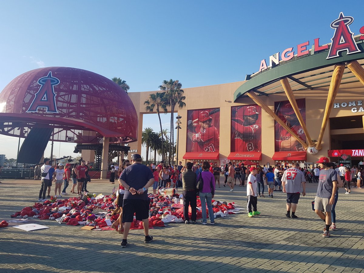 19/07/25Ballpark 8/30 Angel Stadium of Anaheim @Angels vs  @Orioles A mound of hats and other merchandise left to form a fitting tribute to Tyler Skaggs, who tragically passed earlier that month. Number 45 carved behind the pitchers rubber. #MLB  #DiamondsOnCanvas  #AndyBrown