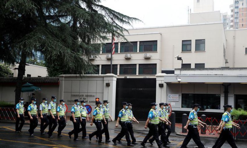 MiamiMundo's tweet photo. Fuertes medidas de seguridad en el consulado de EEUU en Chengdu, tras orden de cierre #Chedung #consuladoseeuu https://t.co/6dzIb7ilvx https://t.co/PPUFyQSWkO
